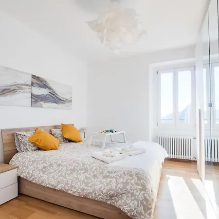A Terrace On The Lake Of Apartment Lugano